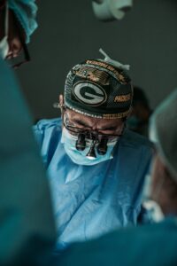 doctor-doing-surgery